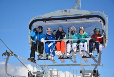 Daarom is skiën in groep zo fijn